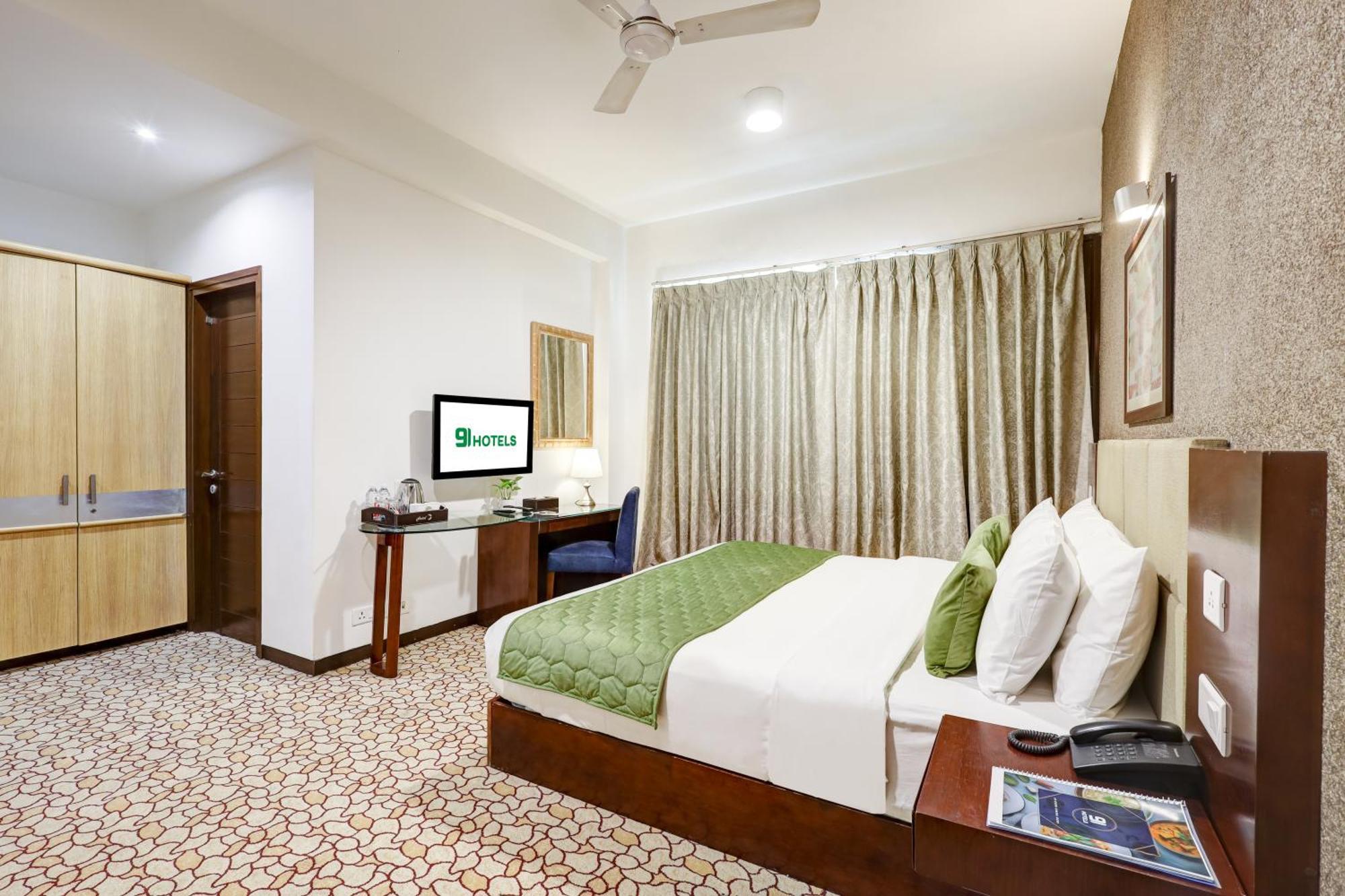 Hotel 91 Golf Course Road Гургаон Экстерьер фото