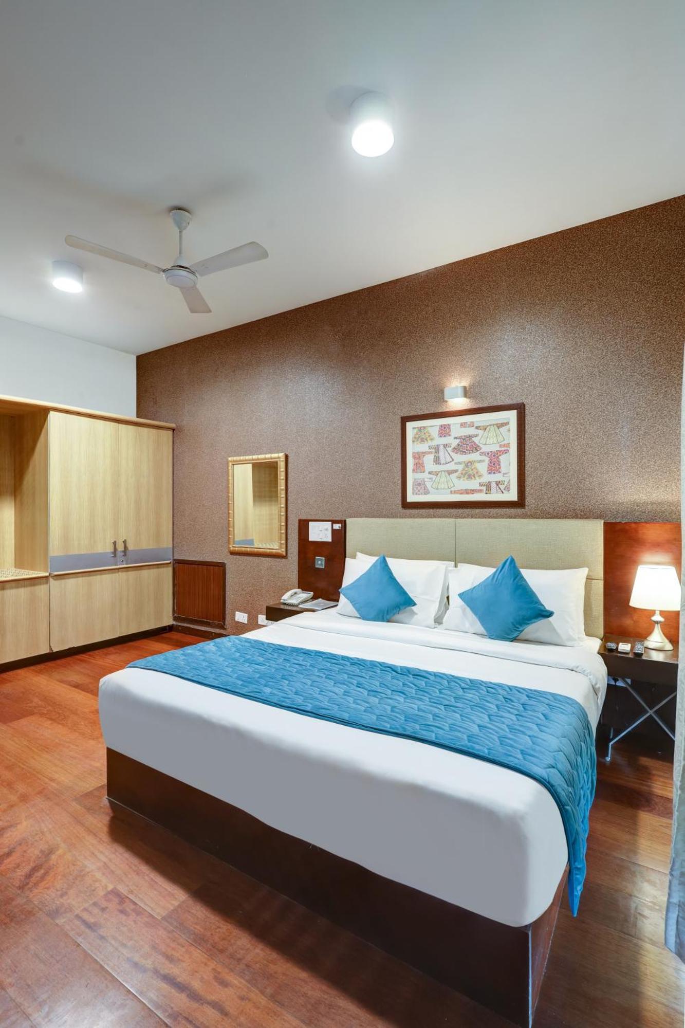 Hotel 91 Golf Course Road Гургаон Экстерьер фото