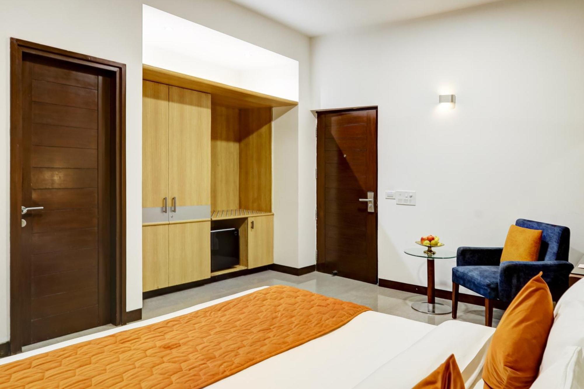 Hotel 91 Golf Course Road Гургаон Экстерьер фото