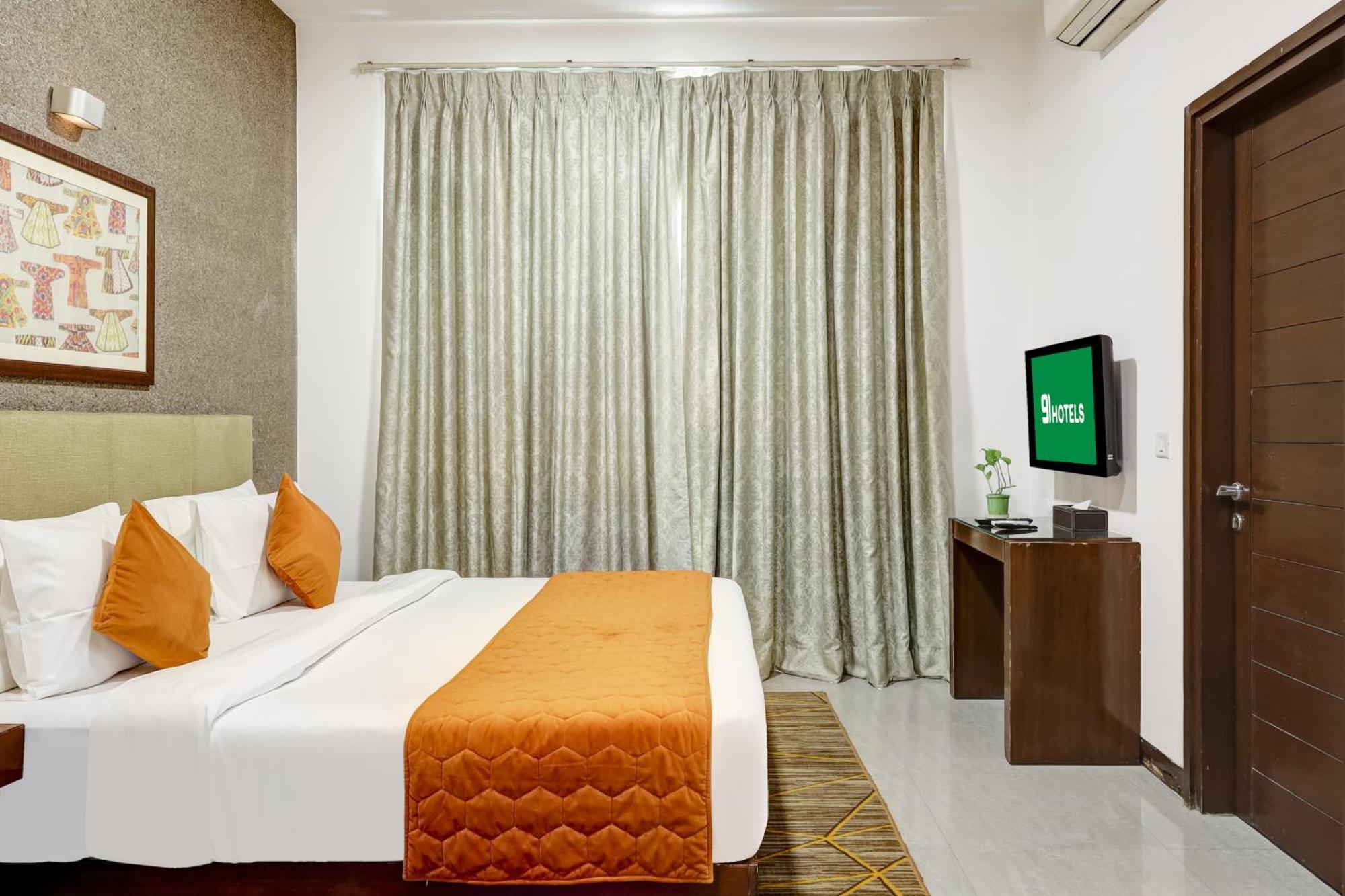 Hotel 91 Golf Course Road Гургаон Экстерьер фото