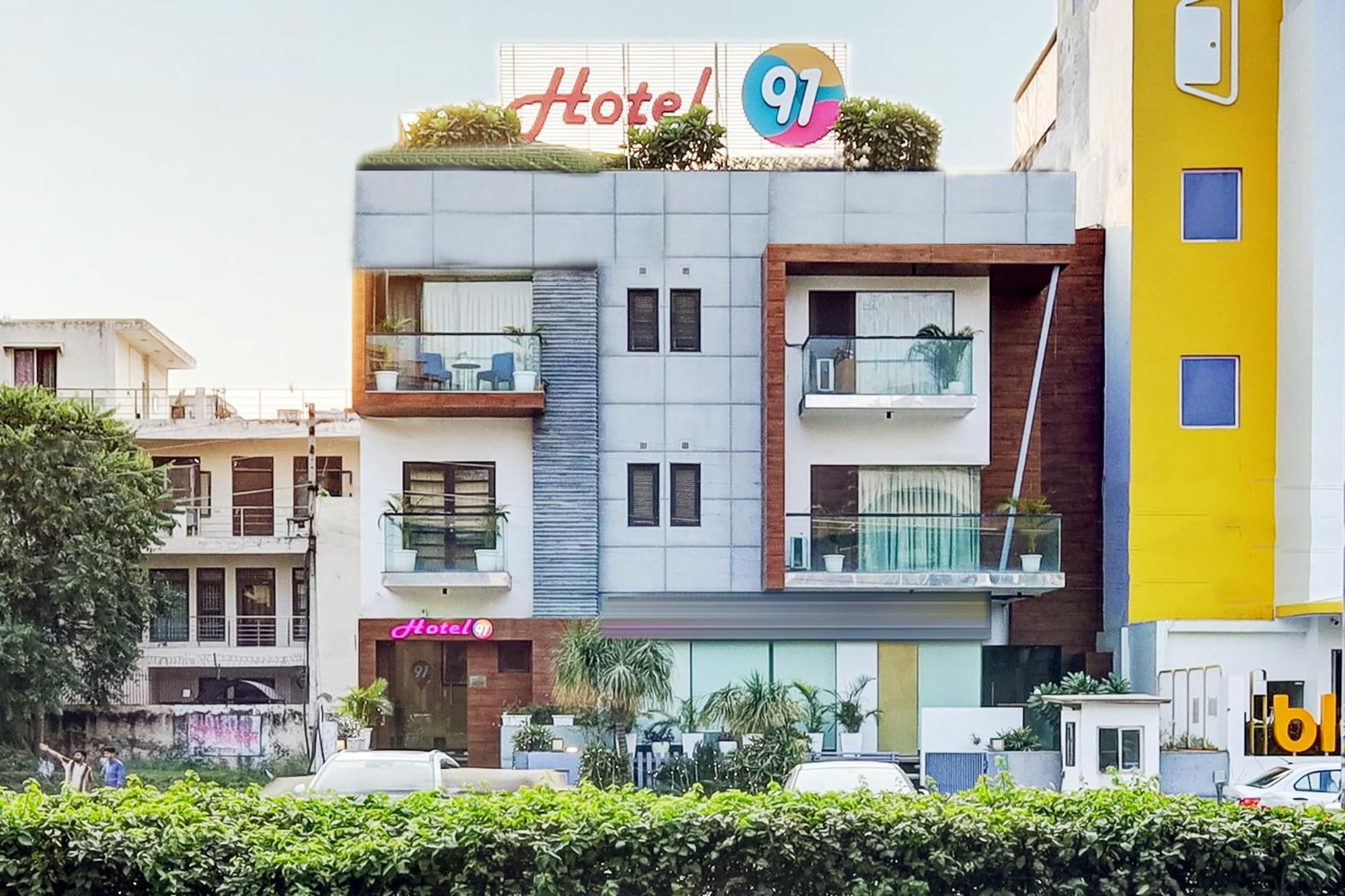 Hotel 91 Golf Course Road Гургаон Экстерьер фото
