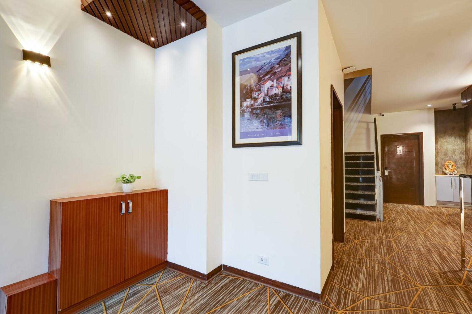 Hotel 91 Golf Course Road Гургаон Экстерьер фото