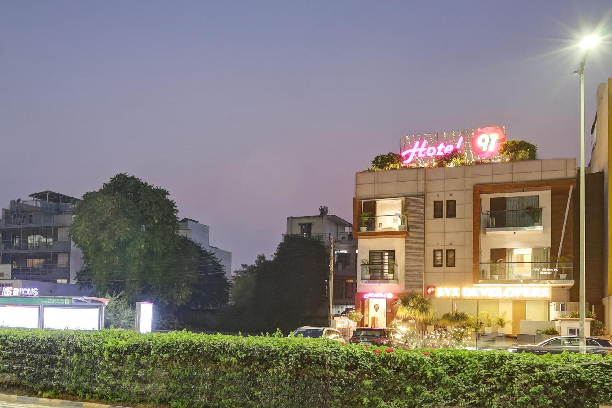 Hotel 91 Golf Course Road Гургаон Экстерьер фото